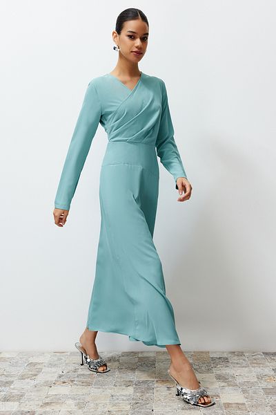 Trendyol Modest Khakifarbenes Abendkleid aus gewebtem Satin mit zweireihigem Kragen TCTSS24DB00046