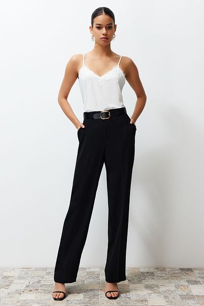 Trendyol Collection Weiße, flexible Strickbluse mit V-Ausschnitt und Spitzendetail TWOSS24BZ00402