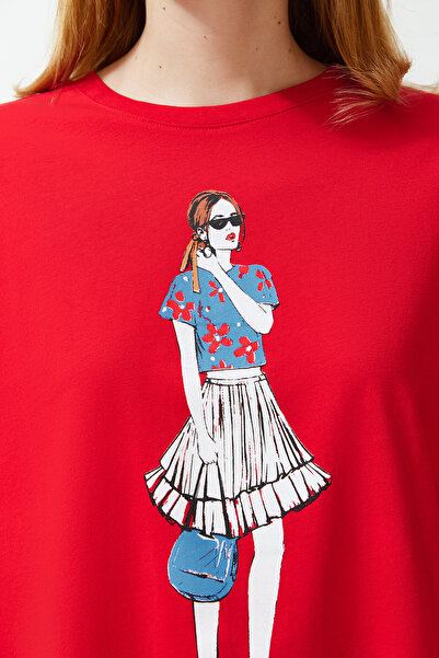 Trendyol Collection Rotes bedrucktes Strick-T-Shirt mit entspannter/bequemer Passform und Rundhalsausschnitt TWOSS24TS00109