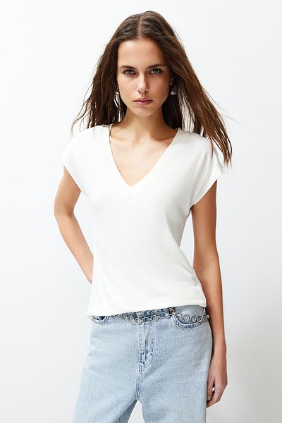 Trendyol Collection Ecru Viscose/Soft Fabric Fitted/Fitted Moon Sleeve V-Neck Stretch Knitted Blouse TWOSS24BZ00433