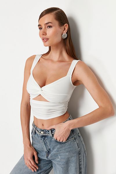 Trendyol Collection Weiße kurze Strickbluse mit Cut-Out-Details - TPRSS24BZ00029