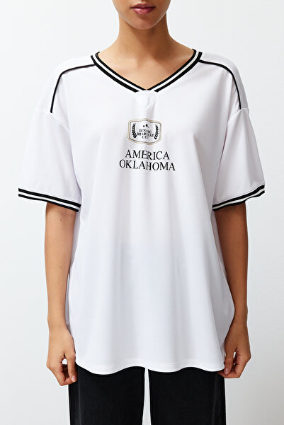 Trendyol Collection Tricou tricotat cu decolteu în V, oversize/larg, cu imprimeu cu slogan alb TWOSS24TS00112