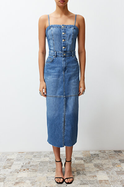 Trendyol Collection Modré rozparkované prošívání Detailní popruh Maxi džínové šaty TWOSS24EL00544