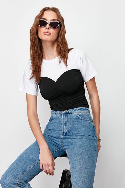 Trendyol Collection Figurbetonte, kurzärmlige Bluse aus Stretch-Strick mit Farbblockdesign und Raffung TWOSS24BZ00421