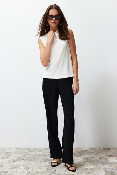 Trendyol Collection Ecrufarbene, taillierte/flexible Strickbluse aus Viskose/weichem Stoff TWOSS24BZ00432