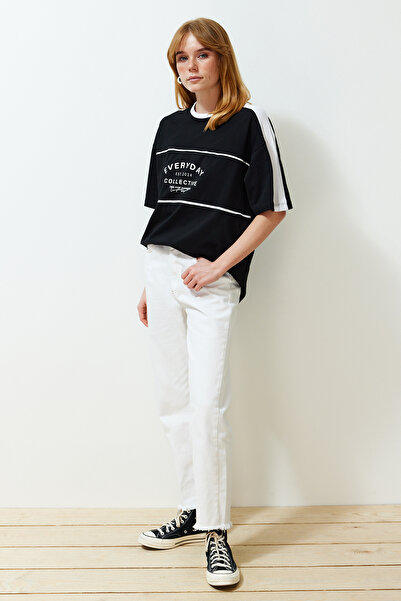 Trendyol Collection Černé 100% silné bavlněné tričko s barevným blokováním a sloganem Oversize/Široký střih Pletené tričko TWOSS24TS00132