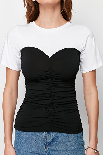 Trendyol Collection Color Blocked Εφαρμοσμένη/Σώμα κοντομάνικη πλεκτή μπλούζα με λεπτομέρεια Shiring TWOSS24BZ00421