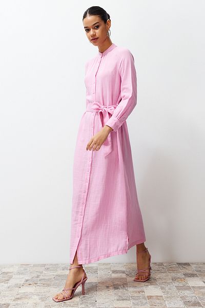 Trendyol Modest Rosafarbenes, gewebtes Hemdkleid mit Schärpe und Knopfleiste TCTSS24EB00127