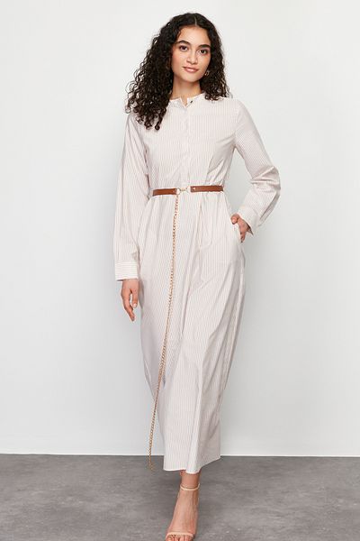 Trendyol Modest Beige gestreiftes, gewebtes Kleid mit Gürtel TCTSS24EB00171