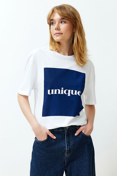 Trendyol Collection Tricou alb 100% bumbac Premium relaxat/Wide Fit imprimat tricotat cu nasturi moi TWOSS24TS00077