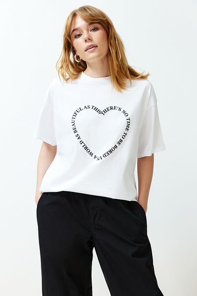 Trendyol Collection Weißes, übergroßes, gestricktes T-Shirt aus 100 % Baumwolle mit Herz-Slogan-Aufdruck, bequeme Passform, TWOSS24TS00139