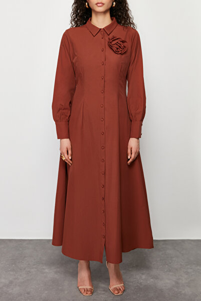 Trendyol Modest Hnědé tkané košilové šaty s květinovými detaily Tctss24Eb00029