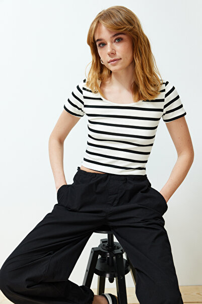 Trendyol Collection Černé vypasované/ Body-Sitting Crop Límec s krátkým rukávem Flexibilní pletené tričko TWOSS24TS00120