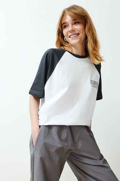 Trendyol Collection Λευκό 100% βαμβακερό σλόγκαν Πλεκτό μπλουζάκι με χαλαρή/άνετη εφαρμογή TWOSS24TS00134