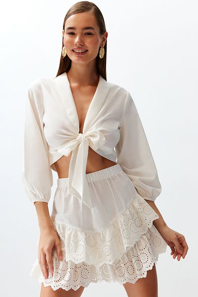 Kolekcia Trendyol Plážové oblečenie Briddal White Mini Woven Brode Detailná bavlnená plážová sukňa s flitrami TBESS24ET00004