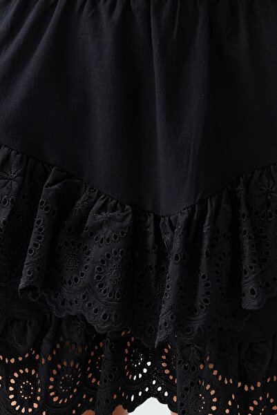 Trendyol Collection Černá mini tkaná výšivka s detailním rozevlátým bavlněným plážovým lemem TBESS24ET00004