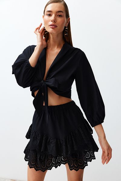 Trendyol Collection Schwarze, gewebte, ausgestellte Strandbluse aus Baumwolle mit Schnürung TBESS24BZ00006