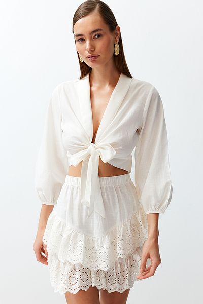 Trendyol Collection Bílá plážová halenka Crop Woven Tie-Up Flared Cotton Beach Blůza TBESS24BZ00006