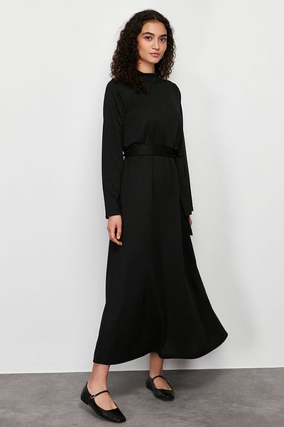 Trendyol Modest Černé pletené šaty se stojatým límečkem - s páskem, TCTSS24EB00122