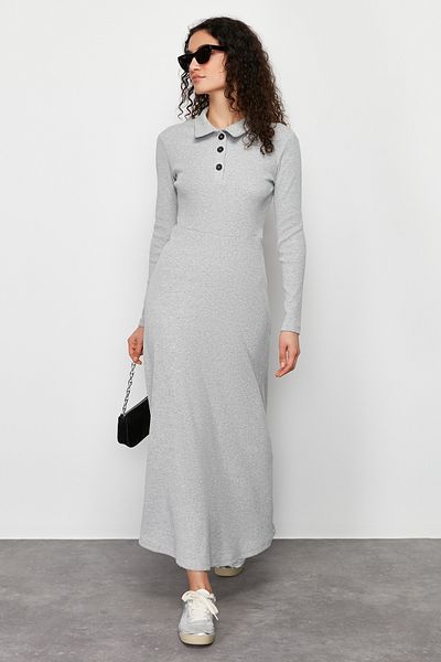 Trendyol Modest Graues Strickkleid mit Rollkragen und Knopfdetail, Melange TCTSS24EB00123