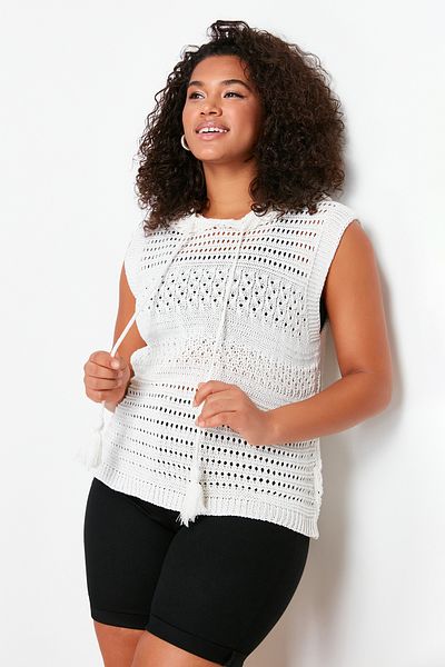Trendyol Curve Cremefarbene Strickbluse mit durchbrochener Kapuze TBBSS24AF00048