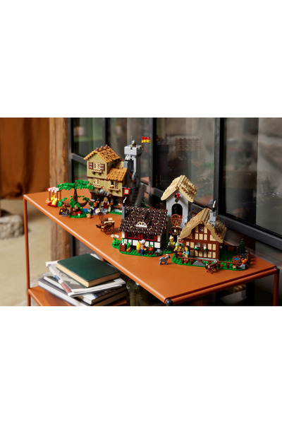 LEGO ICONS 10332 Medieval Town Square (3304 Parça)