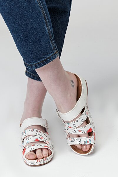 Fatex Γυναικείες καλοκαιρινές παντόφλες με σχέδιο πρώτων βοηθειών και αγκράφα