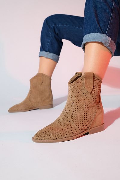 LuviShoes Γυναικείες καλοκαιρινές μπότες με κρυφό τακούνι LOIVOS Soil Suede από γνήσιο δέρμα διάτρητο