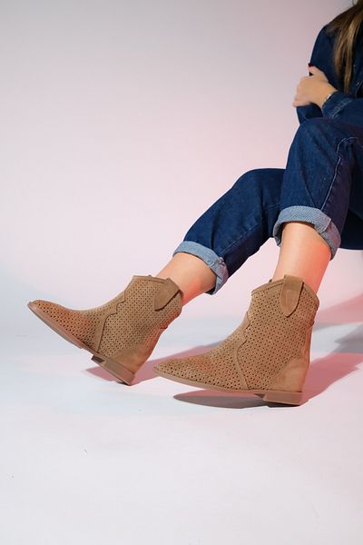 LuviShoes Γυναικείες καλοκαιρινές μπότες με κρυφό τακούνι LOIVOS Soil Suede από γνήσιο δέρμα διάτρητο