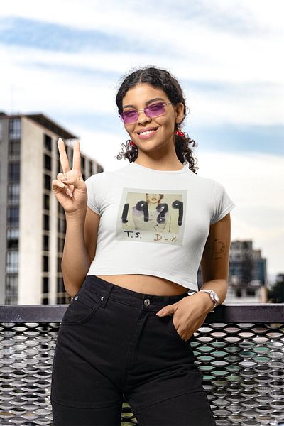 Fuddy Moda TS 1989 DLX Lettering Crop Top από τον Taylor Swift Printed Crop