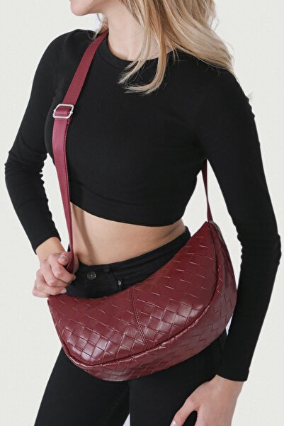 Housebags Bordo Örgü Görünümlü Yarım Ay Çapraz Askılı Çanta 256