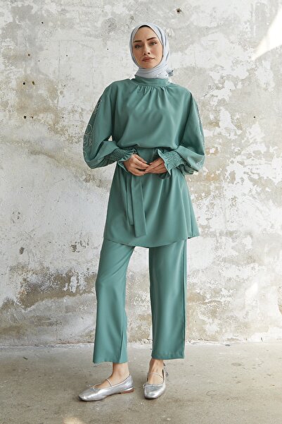 InStyle Doppeltes Satin-Set mit Ballonärmeln und Steindetail - Minze