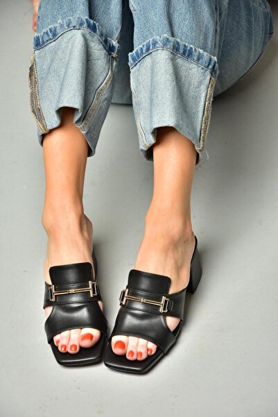 Fox Shoes S590431509 Czarne klapki damskie na niskim obcasie