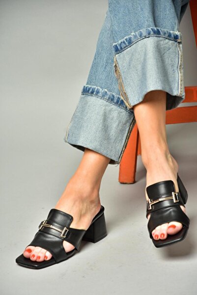 Fox Shoes S590431509 Czarne klapki damskie na niskim obcasie