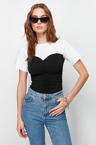 Trendyol Collection Figurbetonte, kurzärmlige Bluse aus Stretch-Strick mit Farbblockdesign und Raffung TWOSS24BZ00421