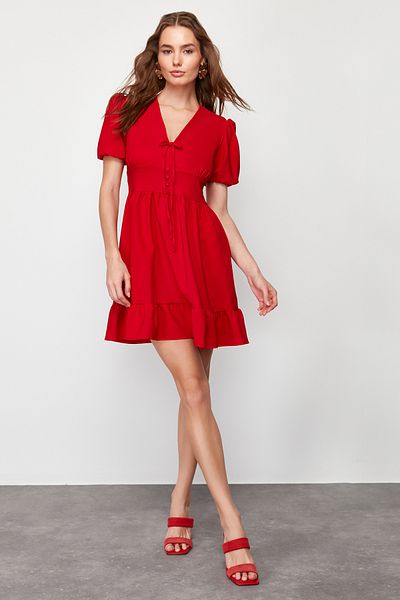 Trendyol Collection Piros V-nyakú, masni részletezett mini szövött ruha nyitott derékkal TWOSS24EL00654