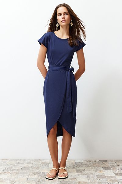 Trendyol Collection Marineblaues, zweireihiges Midi-Strick-Maxikleid aus 100 % Baumwolle mit Gürtel und detailliertem Detail TWOSS24EL00118