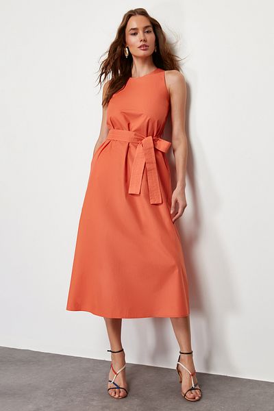 Trendyol Collection Pomarańczowa tkana sukienka midi z paskiem, 100% bawełnianej popeliny, z kieszeniami TWOSS24EL00338