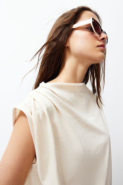 Trendyol Collection Gerafftes Strick-T-Shirt mit U-Boot-Ausschnitt und Nullärmeln in Stein TWOSS24TS00051