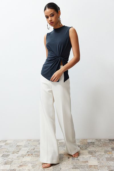 Trendyol Collection Anthrazitfarbene, nachhaltigere Strickbluse mit Modalanteil, Stehkragen, Kordelzug und Schlitzdetail TWOSS24BZ00359