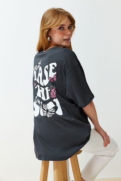 Trendyol Collection Anthrazitfarbenes, vorn und hinten bedrucktes Oversize/Wide Fit Strick-T-Shirt mit Rundhalsausschnitt TWOSS24TS00119