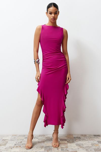 Trendyol Collection Fuchsiafarbenes, figurbetontes, ärmelloses, dehnbares, dickes, sandfarbenes Maxi-Bleistiftkleid mit Schlitz und Rüschendetails TWOSS24EL00688
