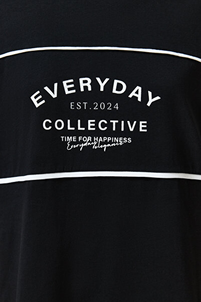 Trendyol Collection Černé 100% silné bavlněné tričko s barevným blokováním a sloganem Oversize/Široký střih Pletené tričko TWOSS24TS00132
