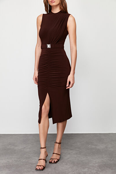 Trendyol Collection Tmavě hnědé midi tužkové šaty se strečovou látkou - detail opasku TWOSS22EL0756