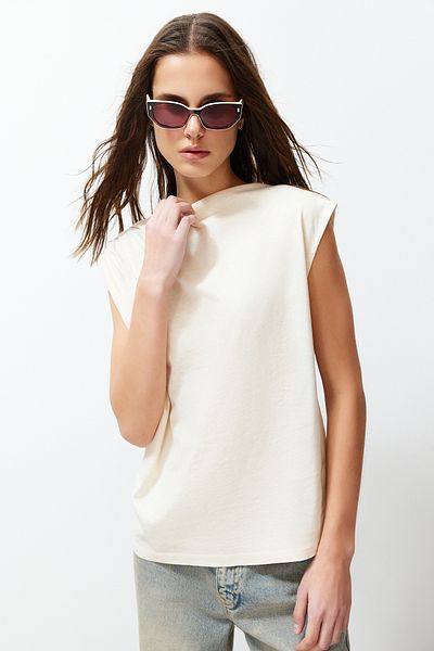 Trendyol Collection Gerafftes Strick-T-Shirt mit U-Boot-Ausschnitt und Nullärmeln in Stein TWOSS24TS00051