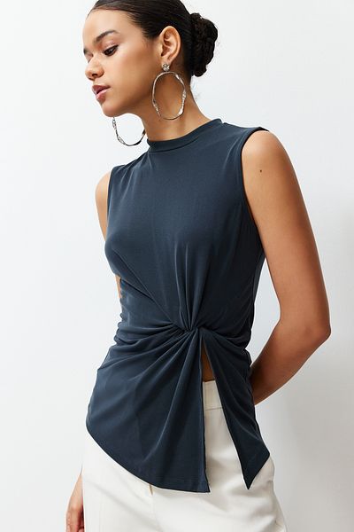 Trendyol Collection Anthrazitfarbene, nachhaltigere Strickbluse mit Modalanteil, Stehkragen, Kordelzug und Schlitzdetail TWOSS24BZ00359