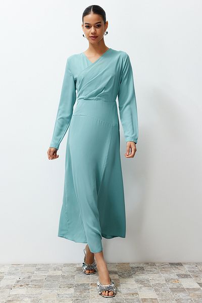 Trendyol Modest Khakifarbenes Abendkleid aus gewebtem Satin mit zweireihigem Kragen TCTSS24DB00046