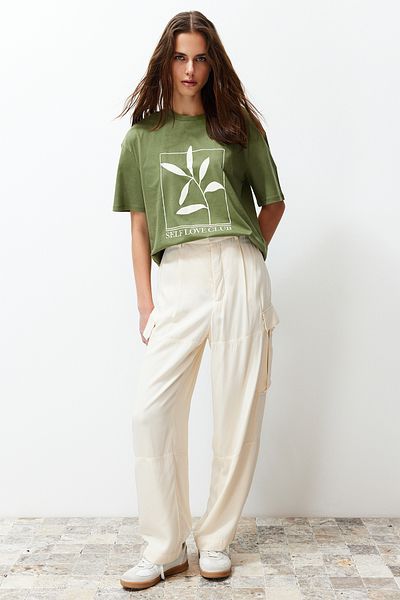 Trendyol Collection Khakifarbenes, 100 % Baumwolle bedrucktes, entspanntes/weites, entspannt geschnittenes Strick-T-Shirt mit Rundhalsausschnitt TWOSS23TS00267