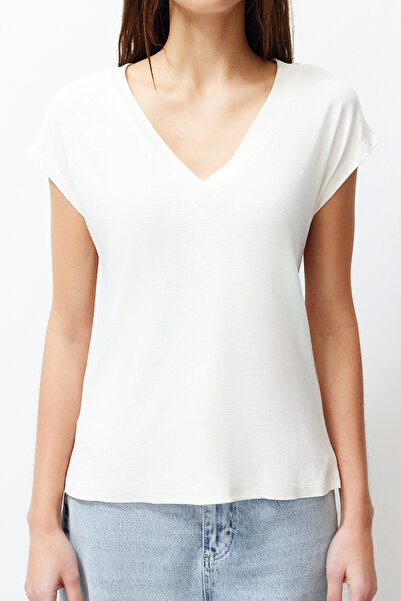 Trendyol Collection Ecrufarbene, figurbetonte/figurbetonte Bluse aus Stretch-Strick mit V-Ausschnitt und Mondärmeln aus Viskose/weichem Stoff TWOSS24BZ00433