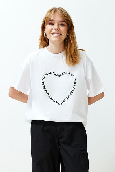 Trendyol Collection Weißes, übergroßes, gestricktes T-Shirt aus 100 % Baumwolle mit Herz-Slogan-Aufdruck, bequeme Passform, TWOSS24TS00139